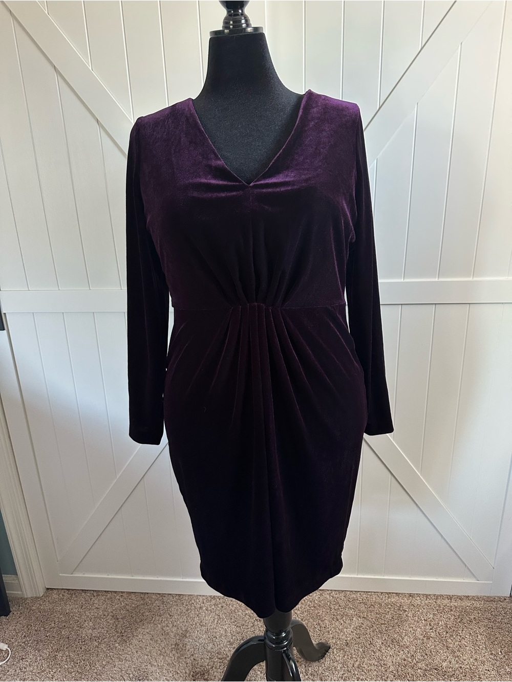 Calvin Klein Size 16 Deep Purple Velvet V-Neck Ruched Sheath Dress